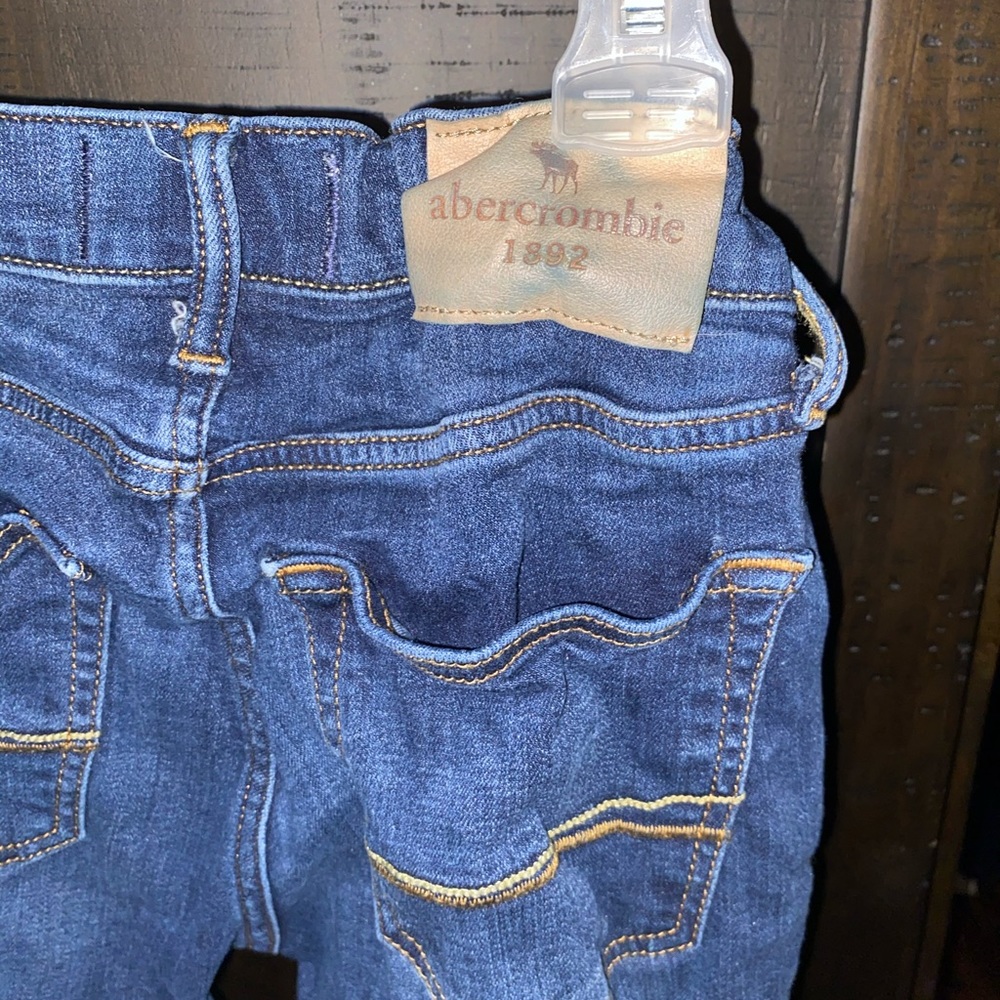 In good shape Abercrombie jeans. No stains throughout the jeans :)